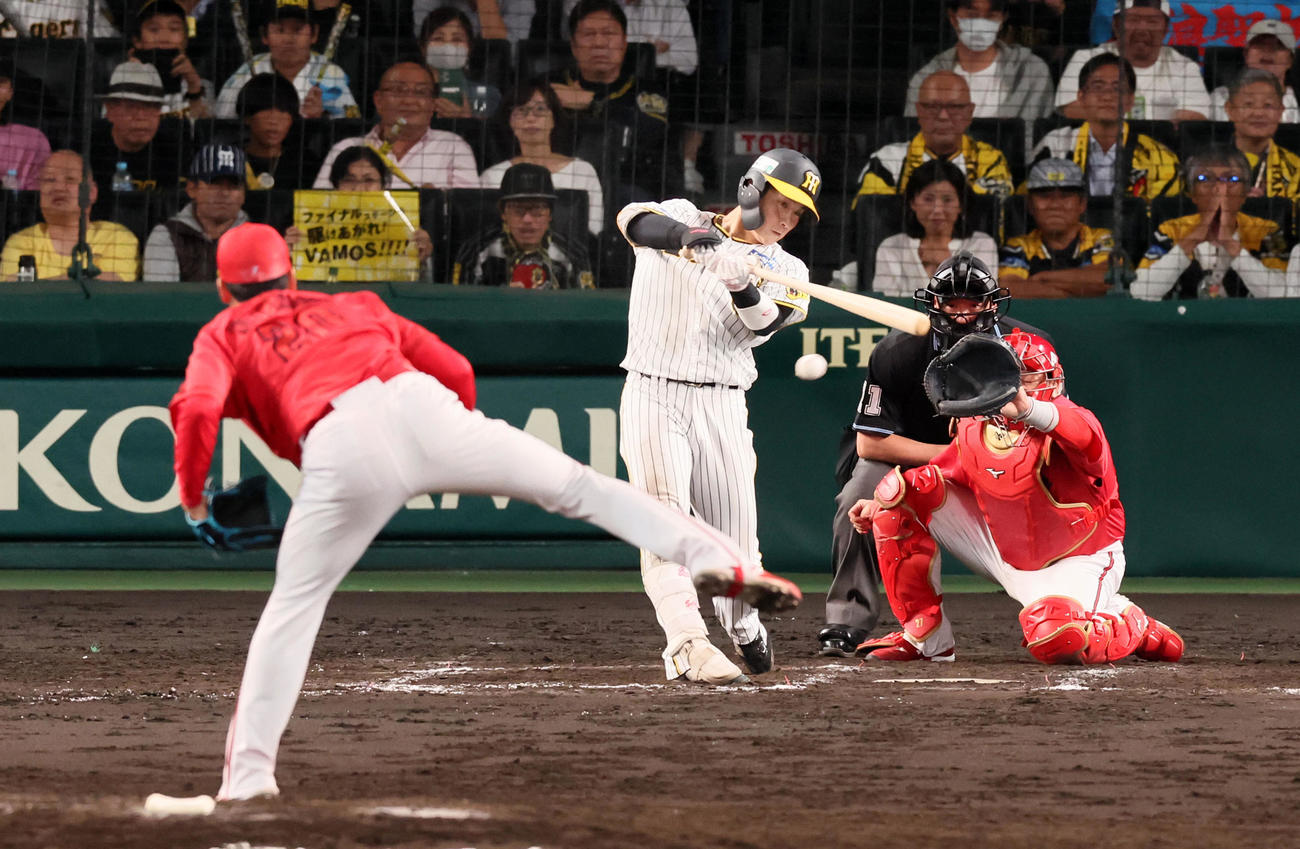 阪神対広島　9回裏阪神2死満塁、木浪は右適時打を放ちサヨナラ勝ち。投手は栗林（撮影・加藤哉）
