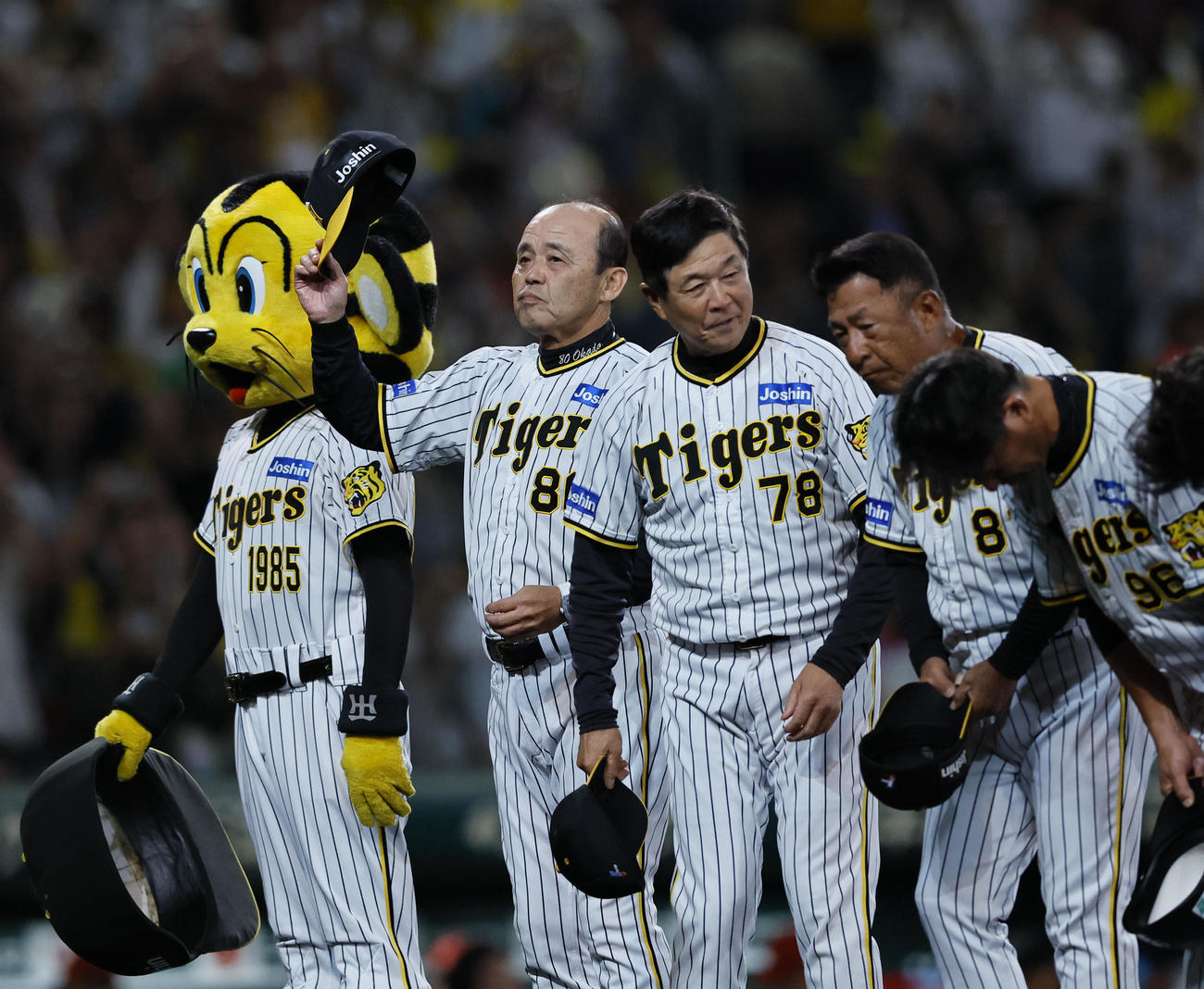 阪神対広島　広島にサヨナラ勝ちし、あいさつする阪神岡田監督（撮影・藤尾明華）