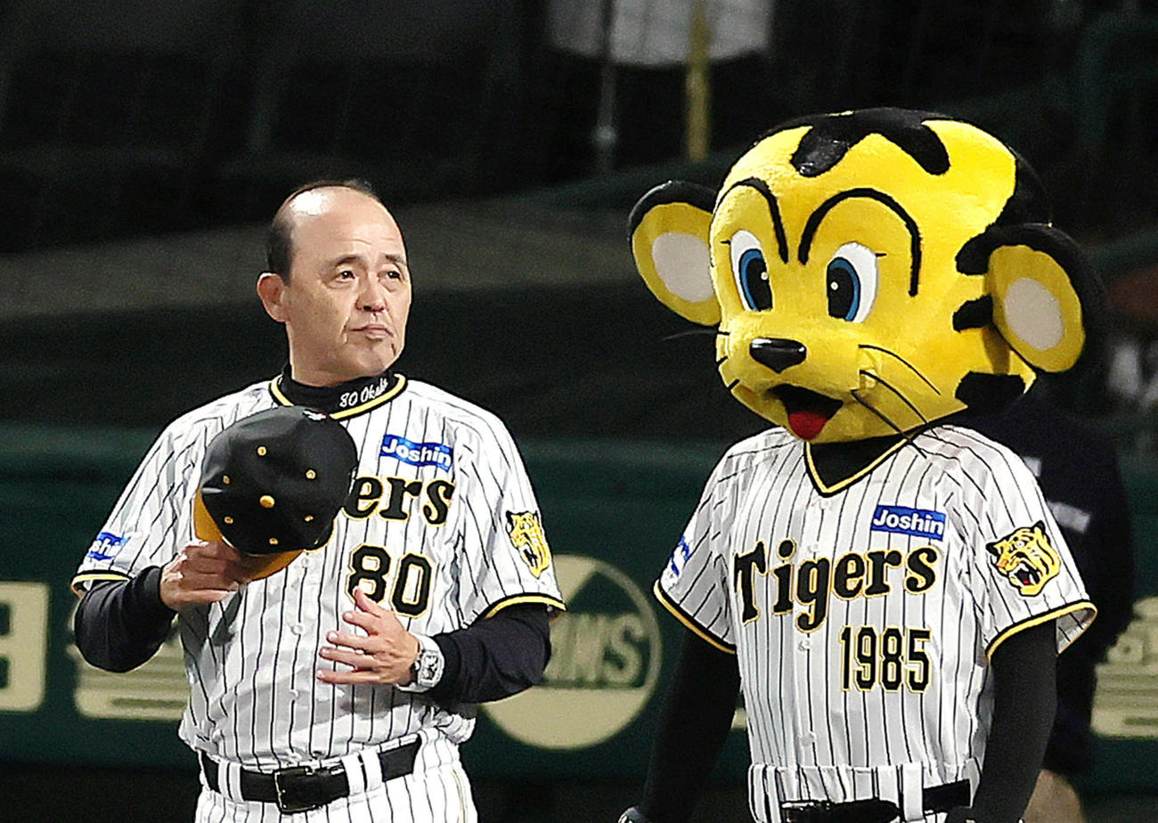 阪神対広島　連勝を飾りスタンドにあいさつする阪神岡田監督（撮影・足立雅史）