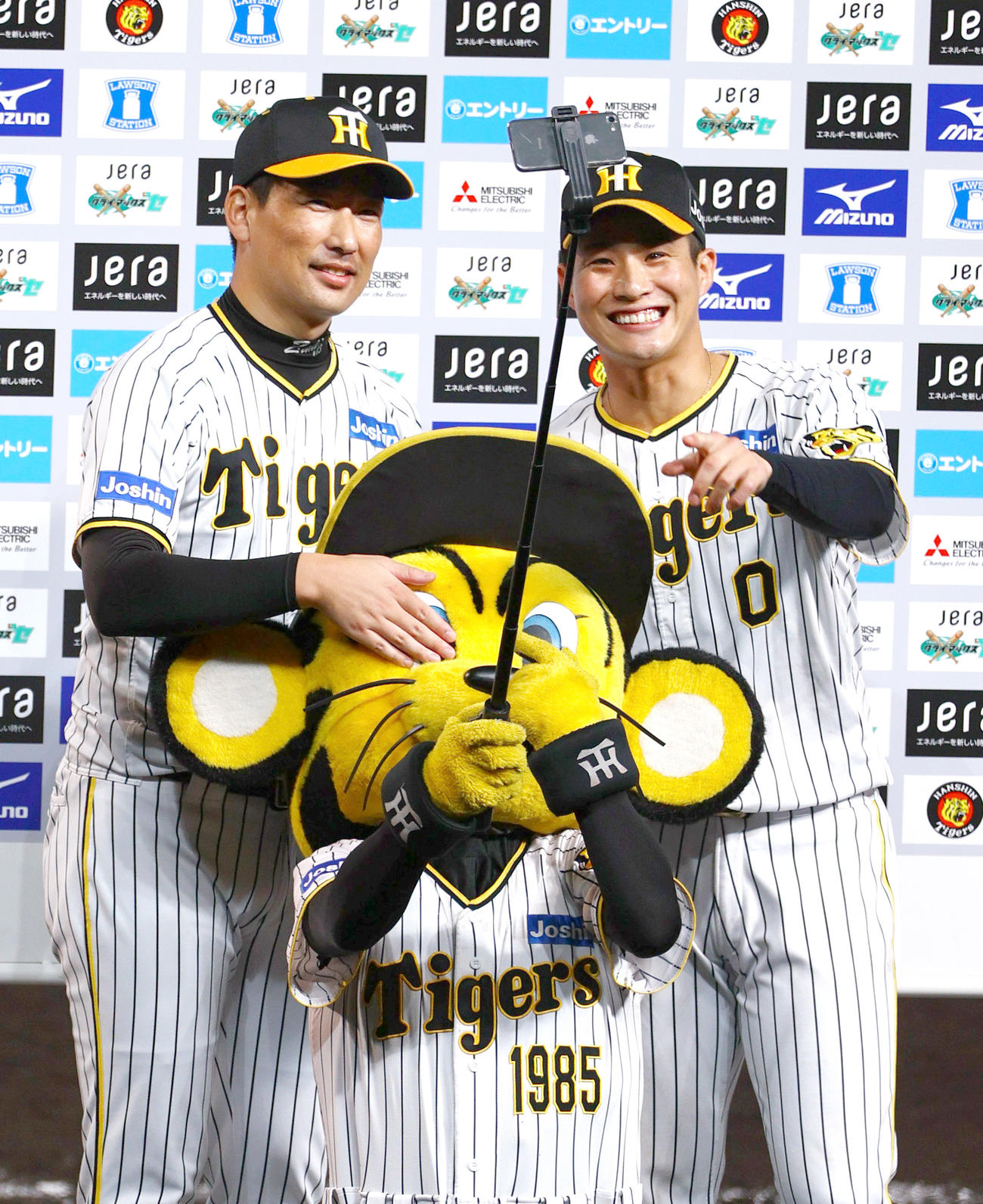 CSファイナル　阪神対広島　ヒーローインタビュー後、笑顔で記念撮影する岩崎（左）と木浪（撮影・上山淳一）