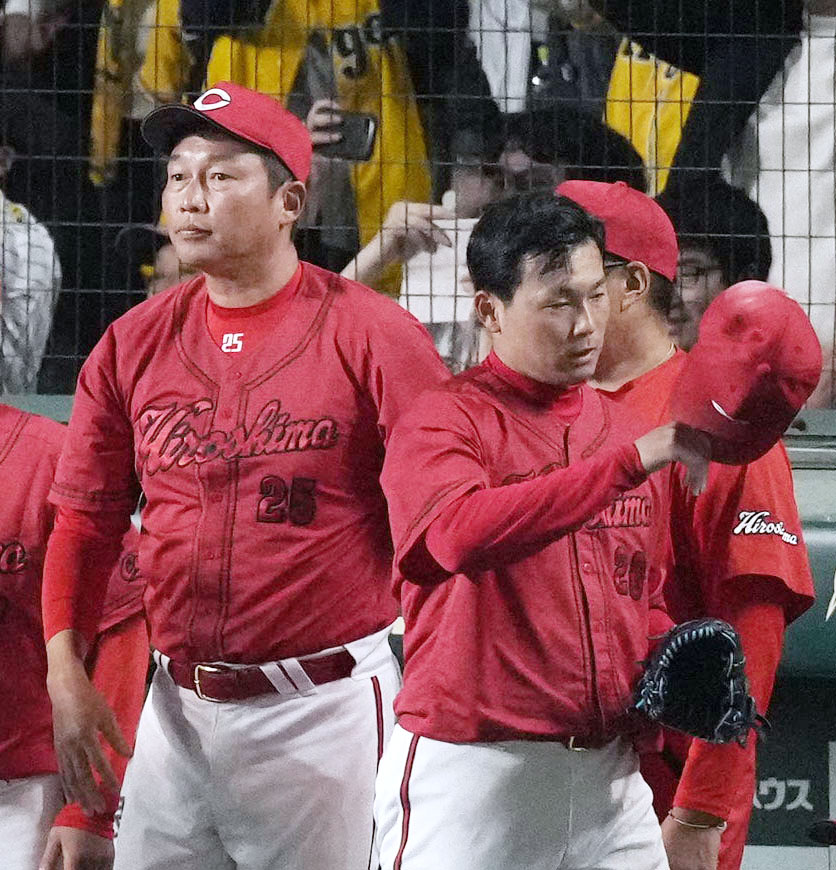 阪神にサヨナラ負けし、さえない表情の広島・新井監督（左）と引き揚げる栗林（共同）