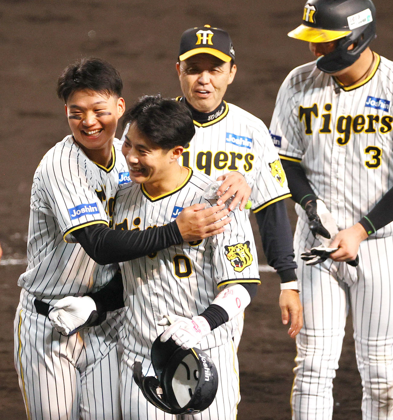 CSファイナル　阪神対広島　サヨナラ右前適時打を放った木浪（左から2人目）を抱きしめる森下。左から3人目は岡田監督。右は大山（撮影・上山淳一）