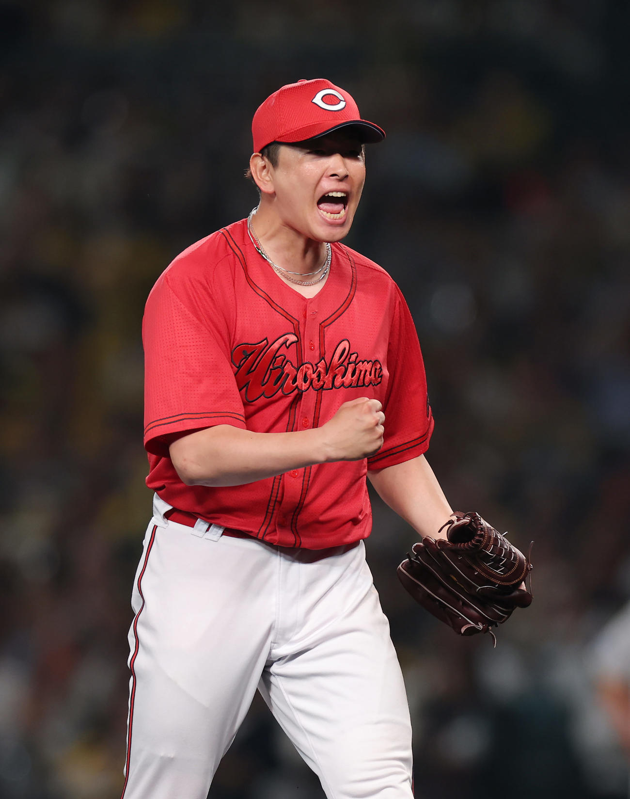 阪神対広島　5回裏阪神2死一、二塁、中野を空振り三振に仕留め、ガッツポーズする大瀬良（撮影・前田充）