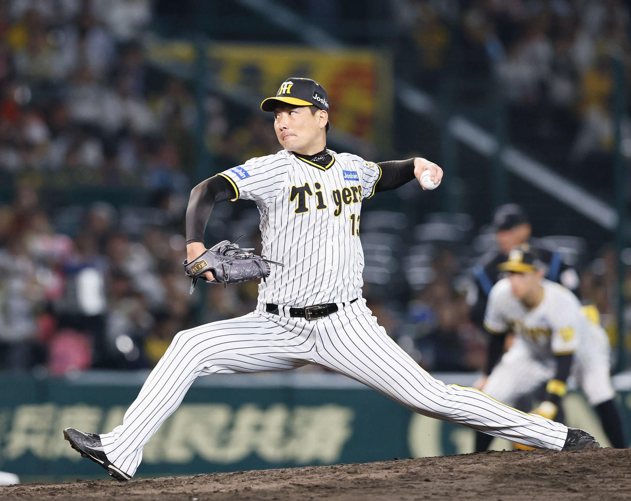 阪神対広島　9回、5番手で登板した阪神岩崎（撮影・藤尾明華）