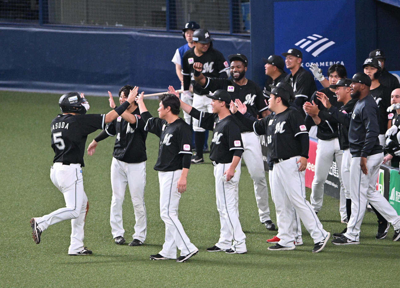 オリックス対ロッテ　9回表ロッテ無死二塁、ナインに迎えられる安田（左）（撮影・石井愛子）