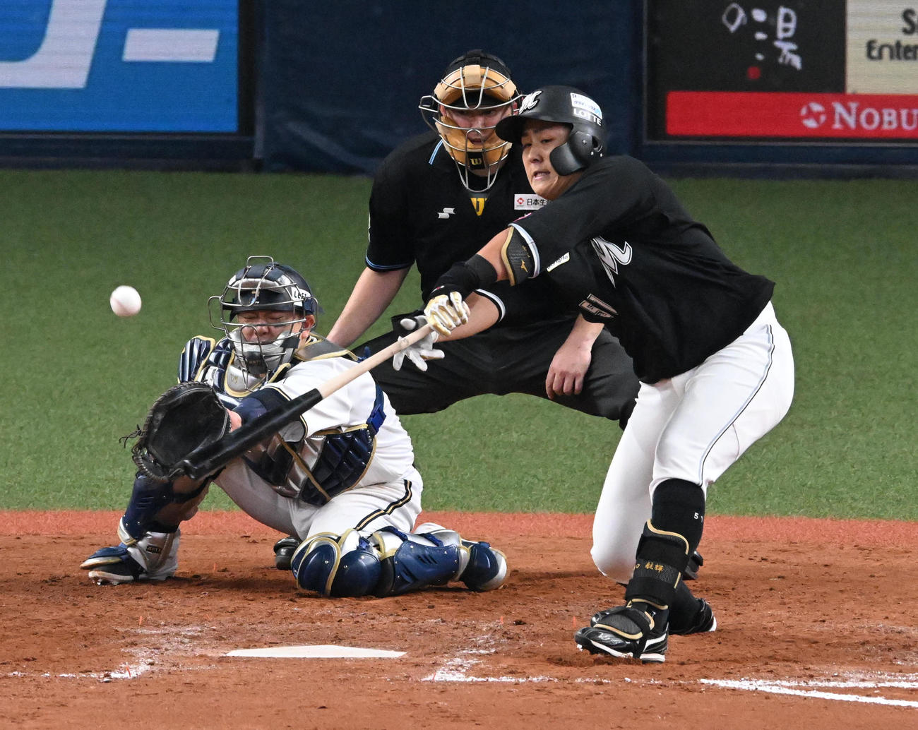 オリックス対ロッテ　9回表ロッテ1死三塁、山口は決勝中犠飛を放つ（撮影・前岡正明）