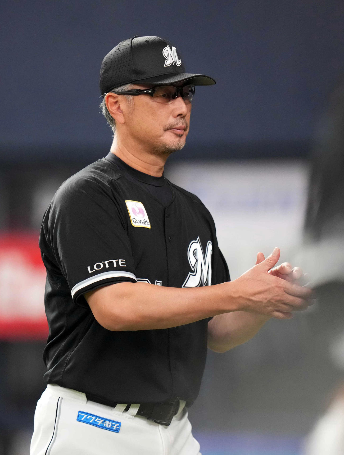 オリックス対ロッテ　6回表を終え、選手の交代を告げ、手をたたきながらベンチに戻る吉井監督（撮影・狩俣裕三）
