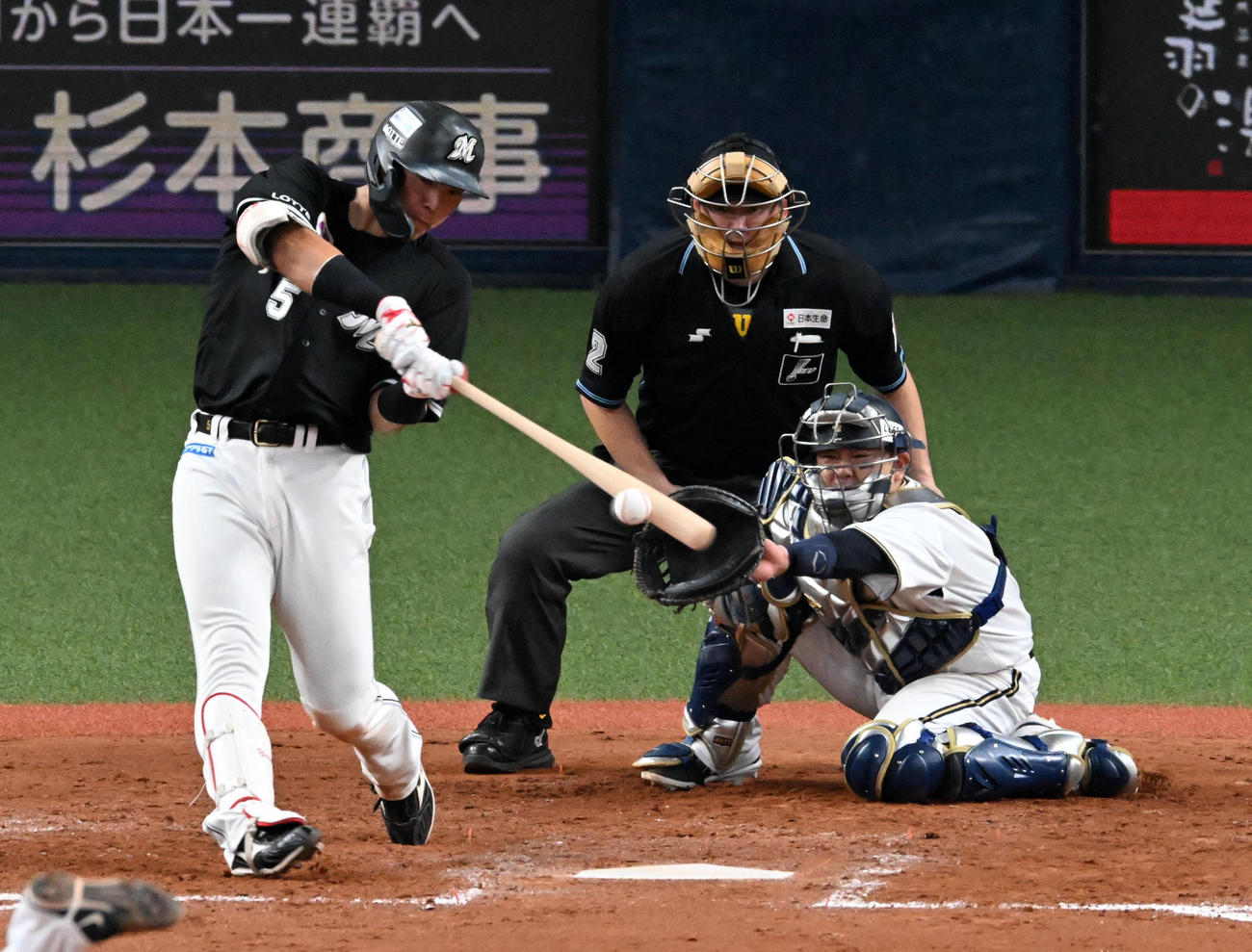 オリックス対ロッテ　9回表ロッテ無死二塁、安田は右翼へ適時二塁打を放つ（撮影・前岡正明）