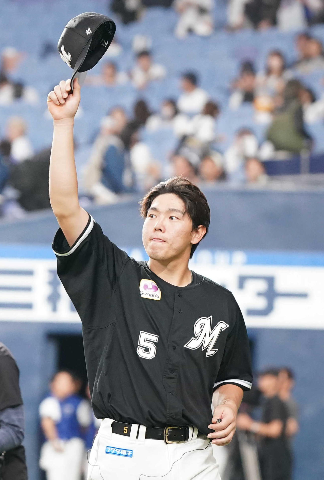 オリックス対ロッテ　ヒーローインタビュー後、ファンの声援に応える安田（撮影・狩俣裕三）