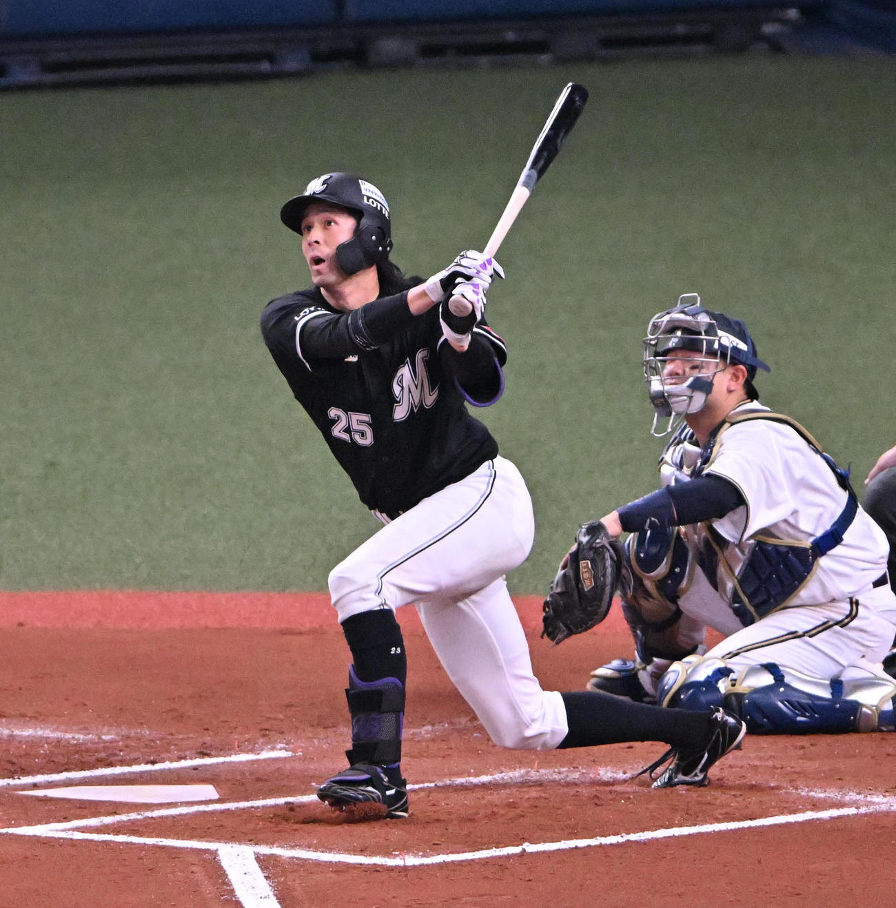オリックス対ロッテ　6回表ロッテ2死一、二塁、岡は左適時打を放つ（撮影・石井愛子）