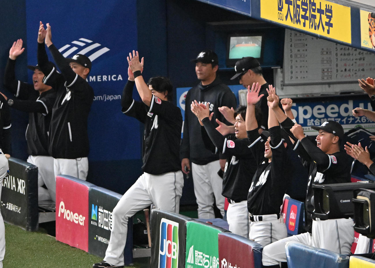 オリックス対ロッテ　6回表ロッテ2死一、二塁、岡の適時打に喜ぶロッテナイン（撮影・石井愛子）