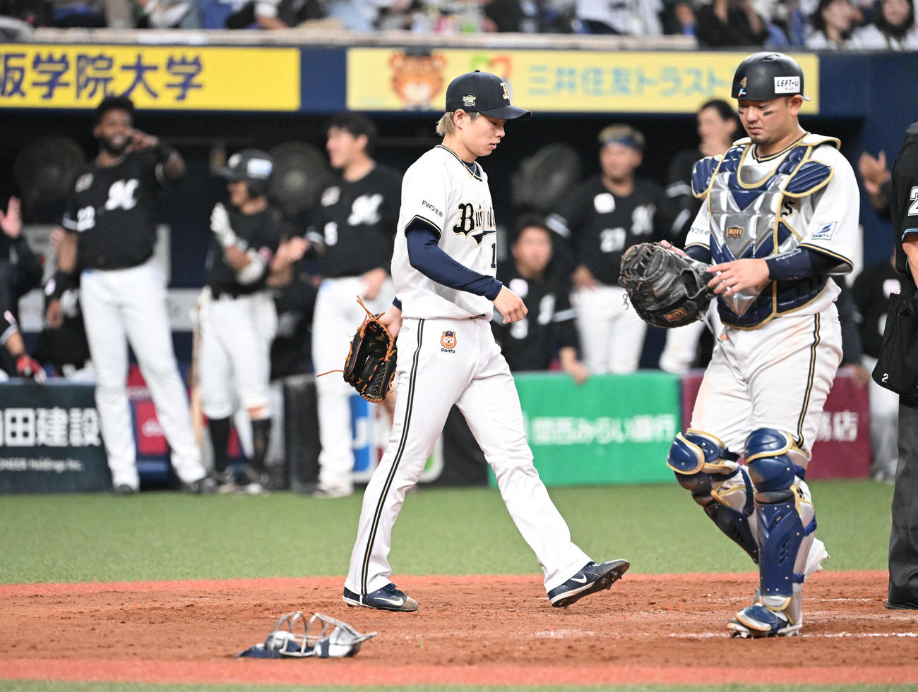 オリックス対ロッテ　9回表ロッテ1死三塁、山口の犠飛で勝ち越しを許した山岡（撮影・和賀正仁）