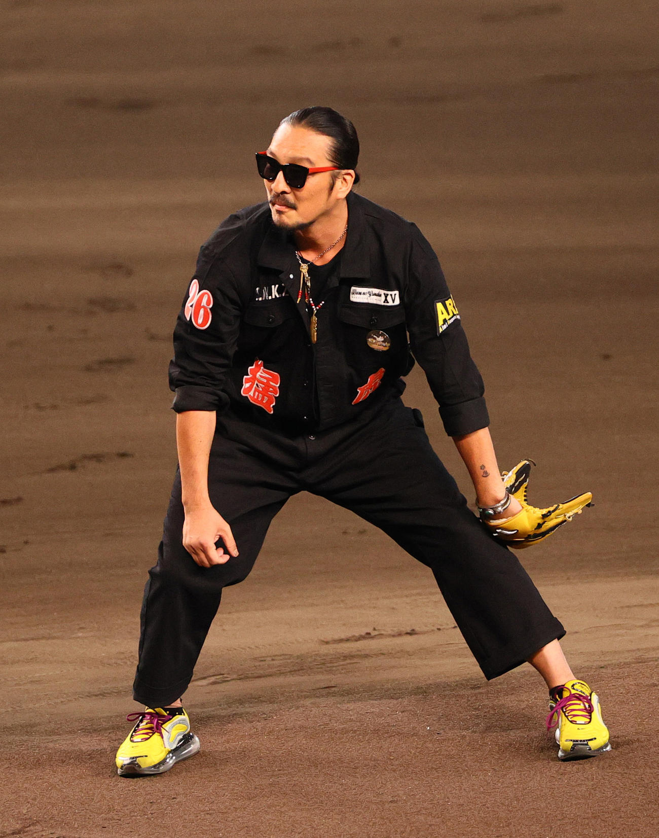 CSファイナル　阪神対広島　試合前、ファーストピッチセレモニーで投げる「湘南乃風」メンバーの新羅慎二（若旦那)（撮影・上山淳一）