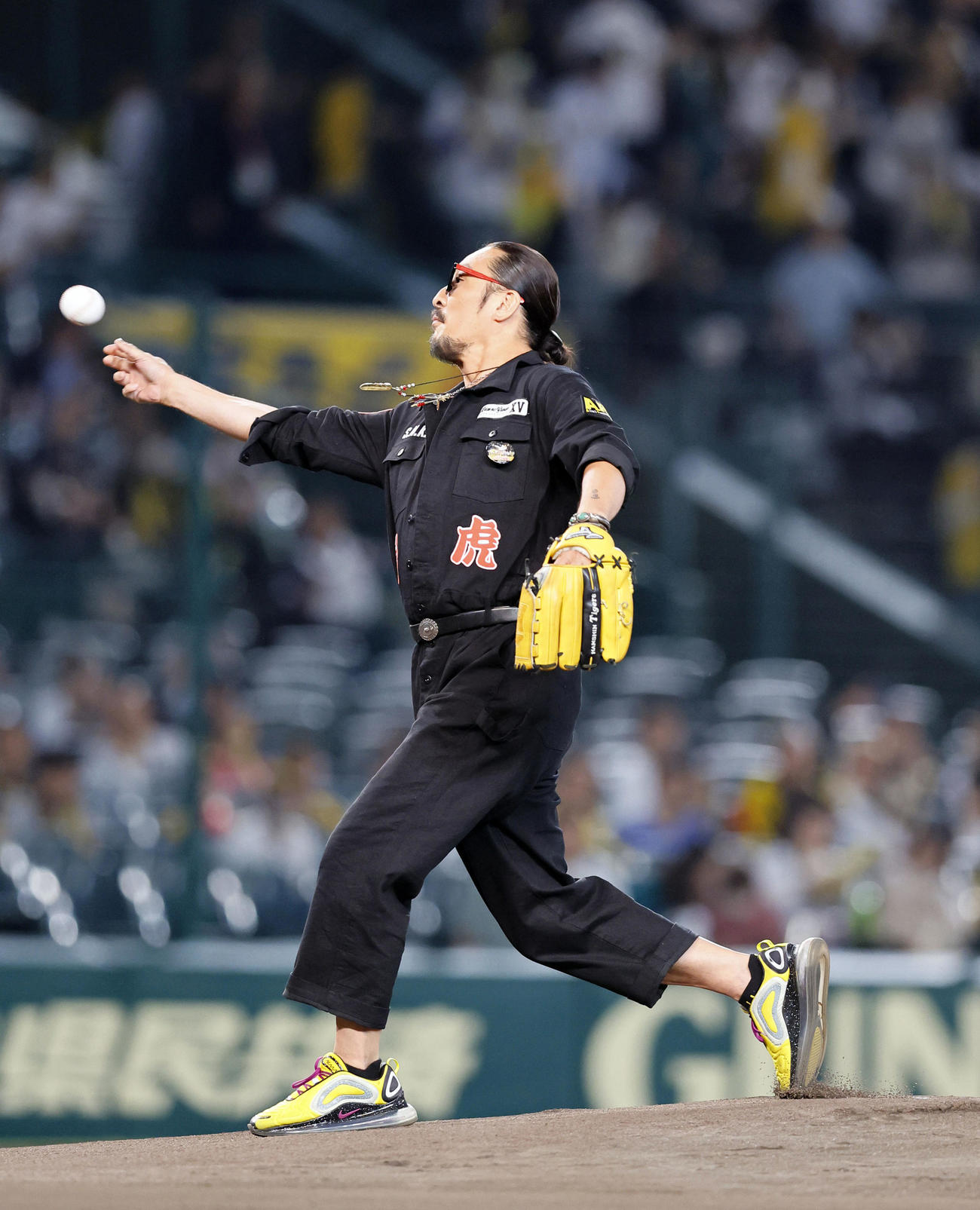 阪神対広島　ファーストピッチを務めた若旦那こと新羅慎二さん（撮影・藤尾明華）
