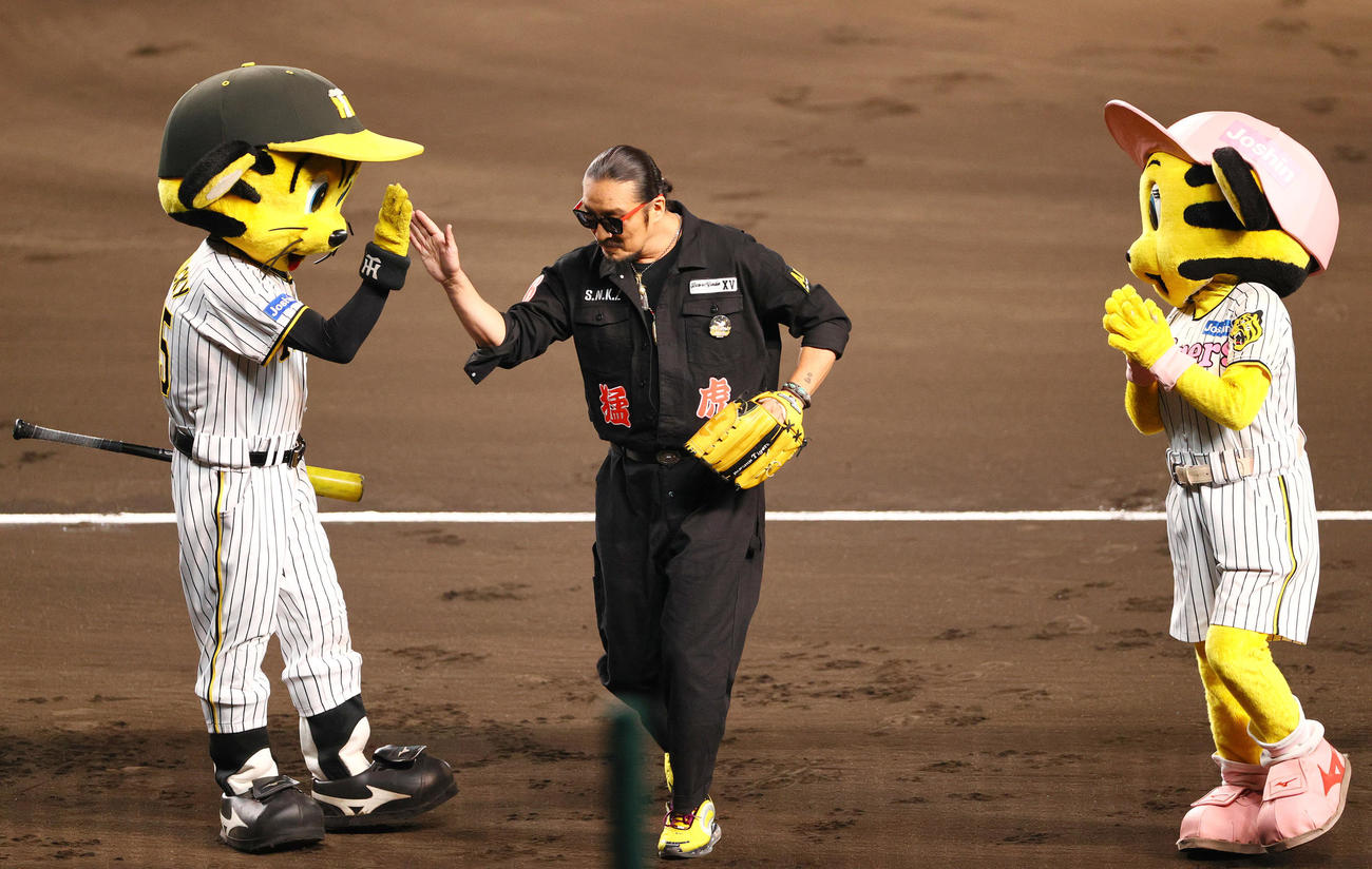 CSファイナル　阪神対広島　試合前、ファーストピッチセレモニーで投球した「湘南乃風」メンバーの新羅慎二（若旦那)（撮影・上山淳一）