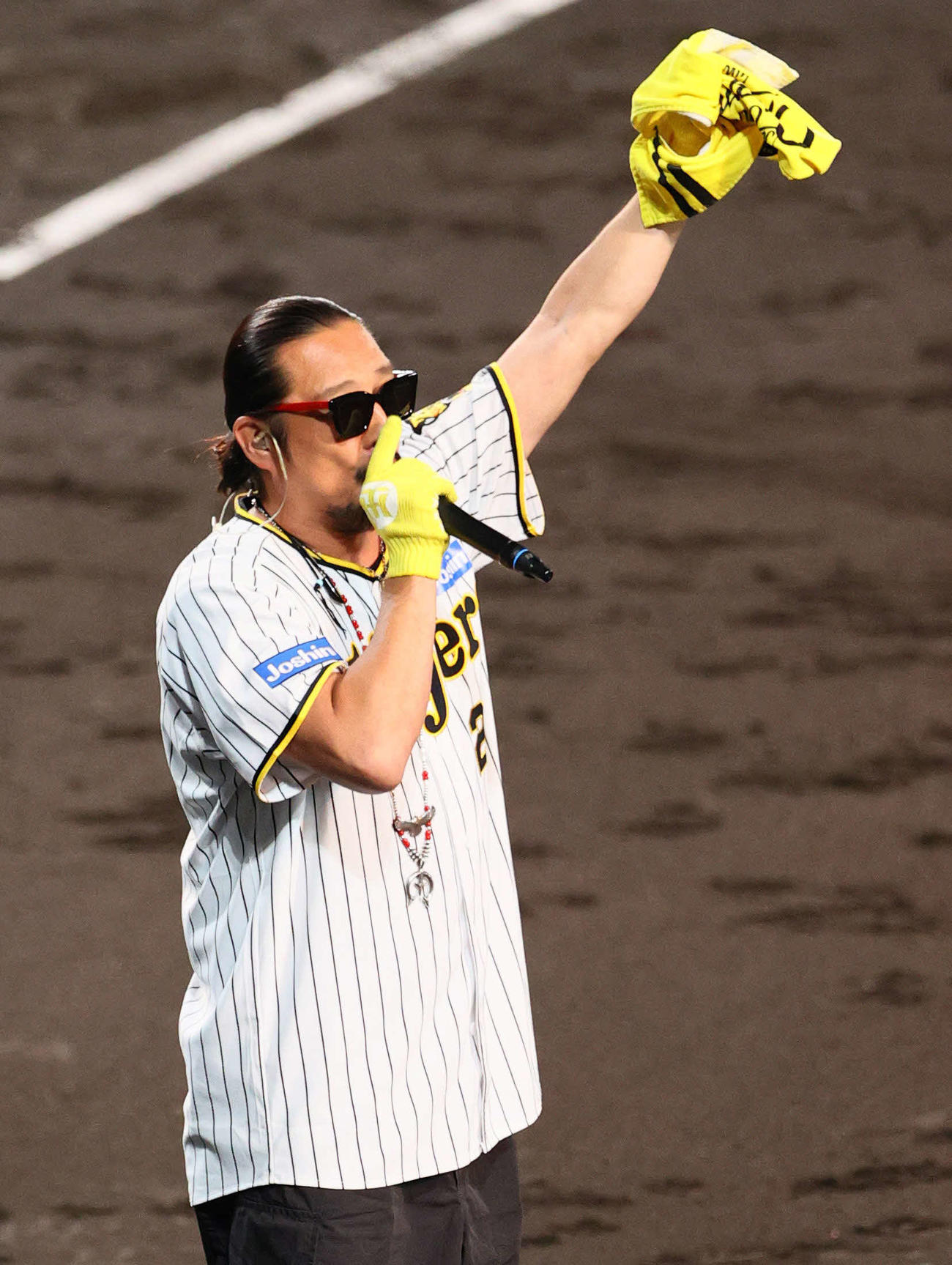 CSファイナル　阪神対広島　阪神が勝ち六甲おろしを歌う湘南乃風の若旦那こと新羅慎二（（撮影・上山淳一）