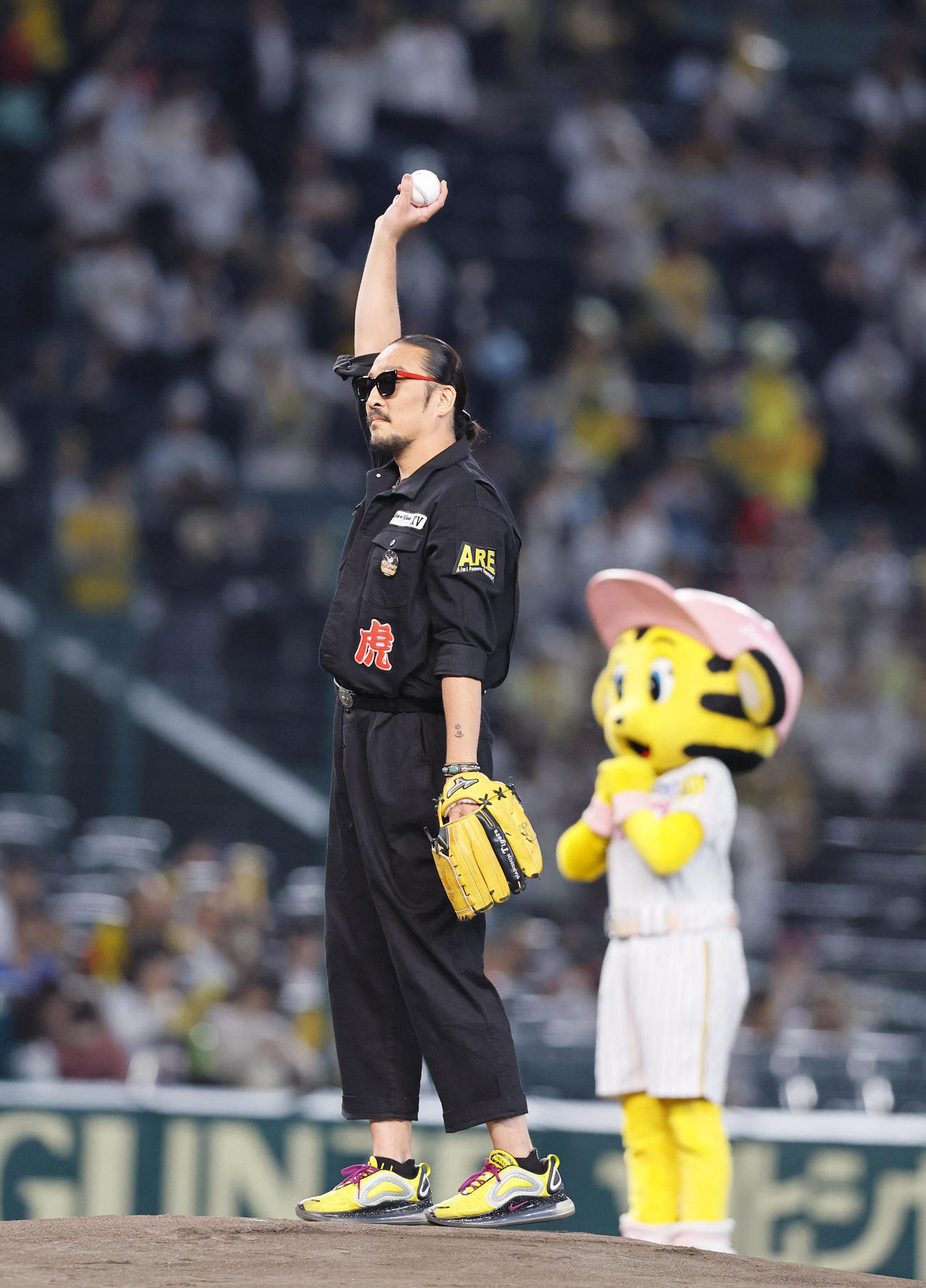 阪神対広島　ファーストピッチを務めた若旦那こと新羅慎二さん（撮影・藤尾明華）