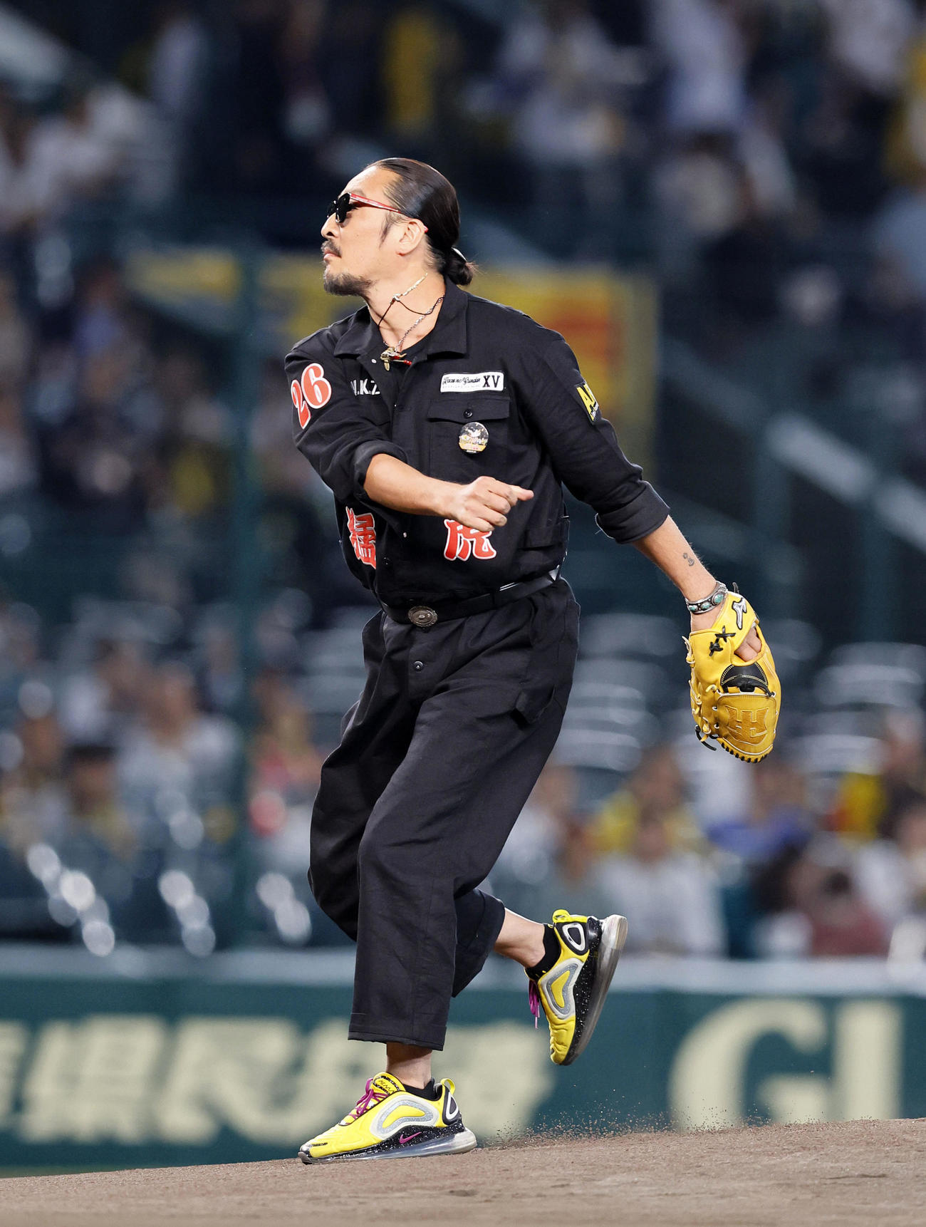 阪神対広島　ファーストピッチを務めた若旦那こと新羅慎二さん（撮影・藤尾明華）