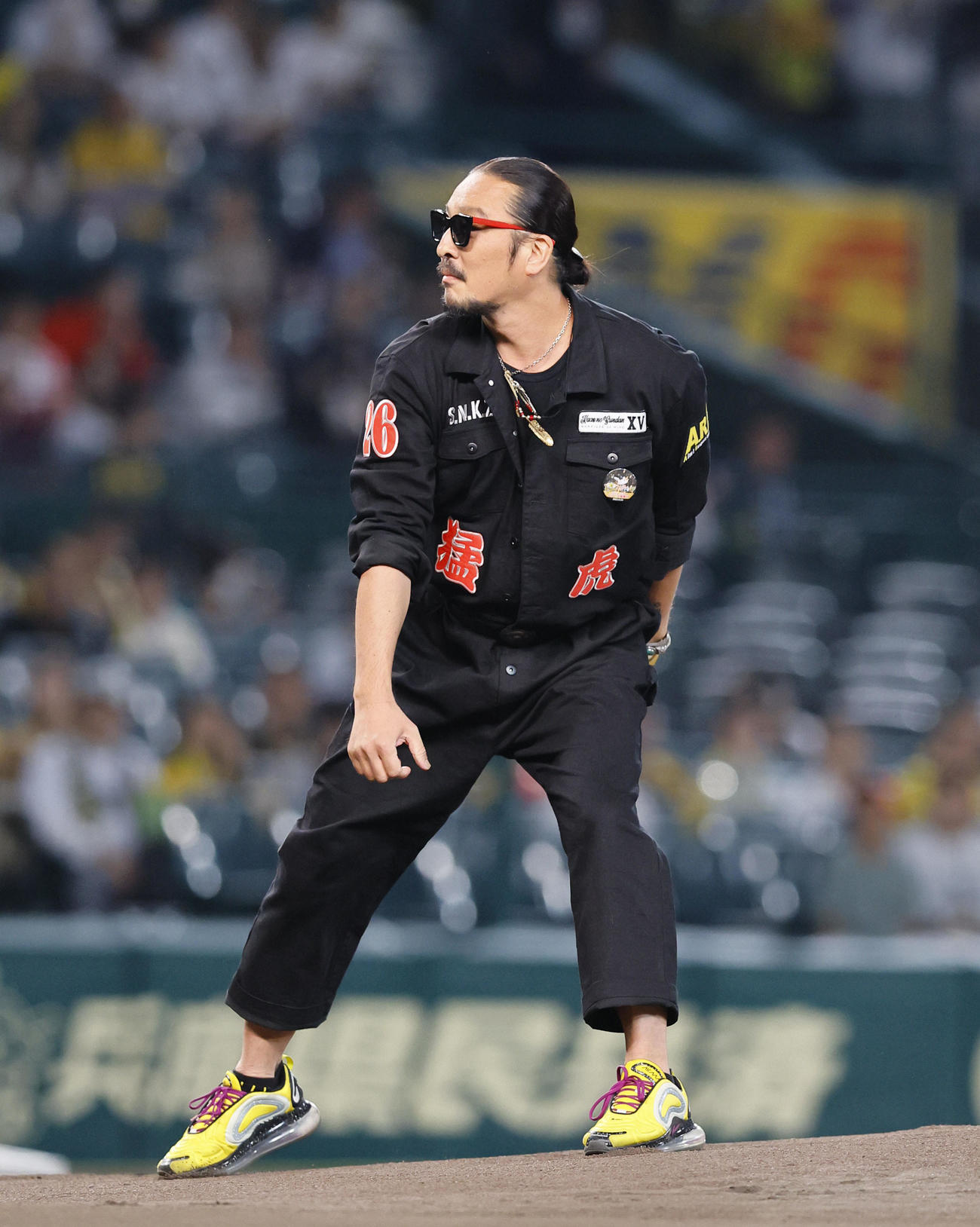 阪神対広島　ファーストピッチを務めた若旦那こと新羅慎二さん（撮影・藤尾明華）