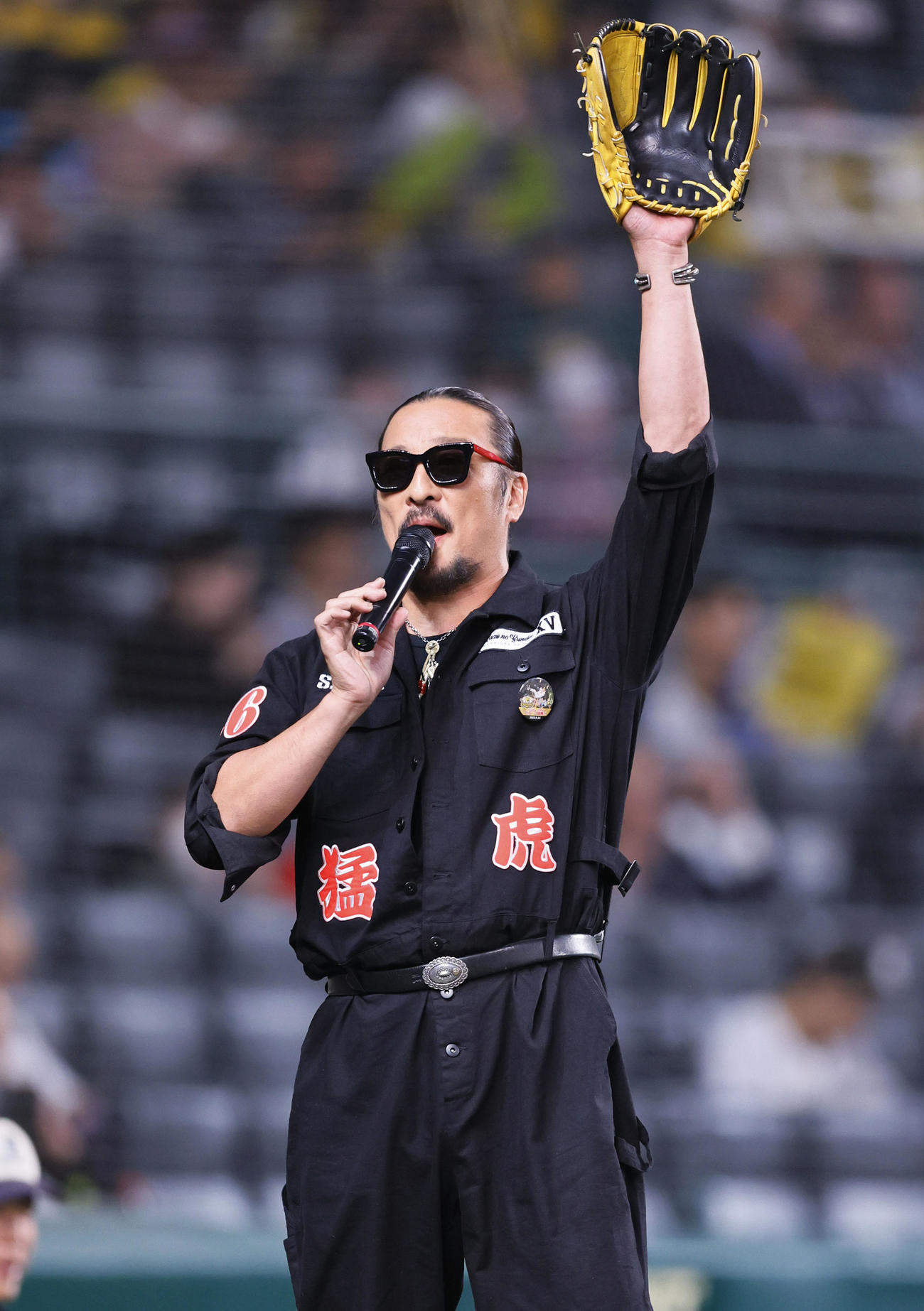 阪神対広島　ファーストピッチを務めた若旦那こと新羅慎二さん（撮影・藤尾明華）