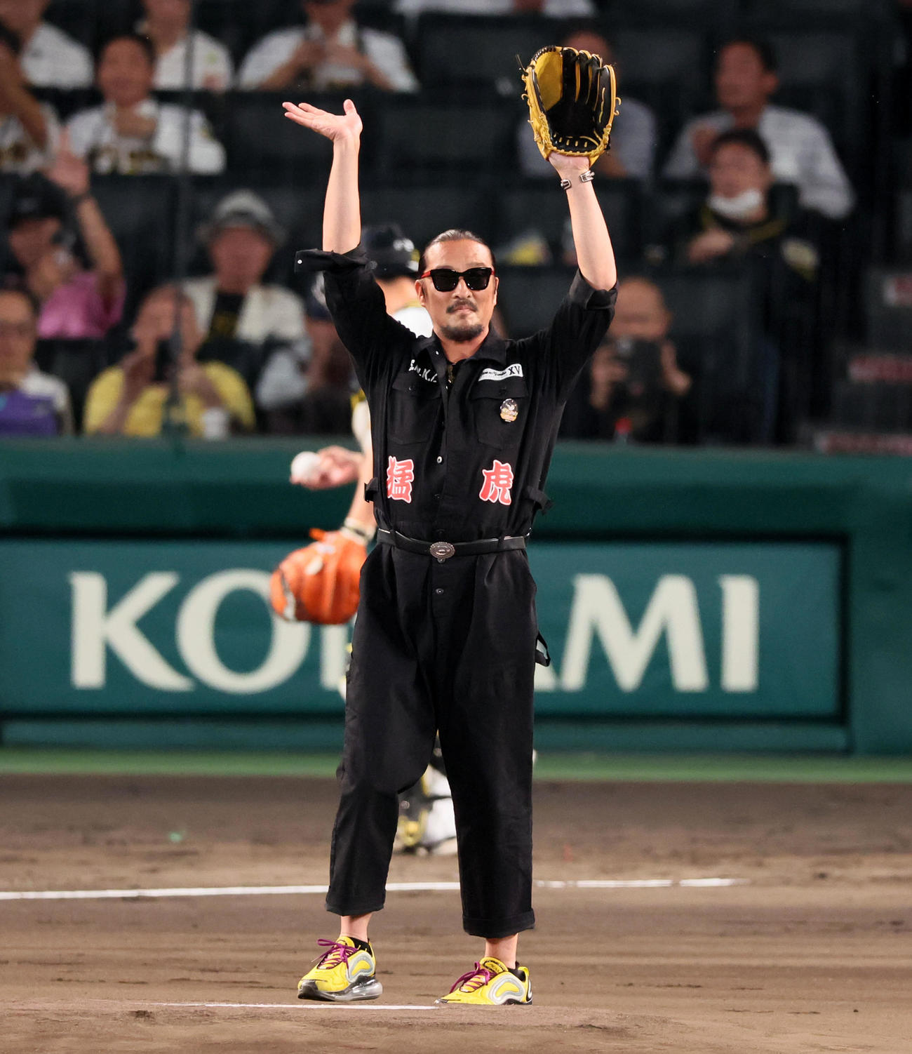 阪神対広島　ファーストピッチを行った湘南乃風の若旦那こと新羅慎二（撮影・加藤哉）