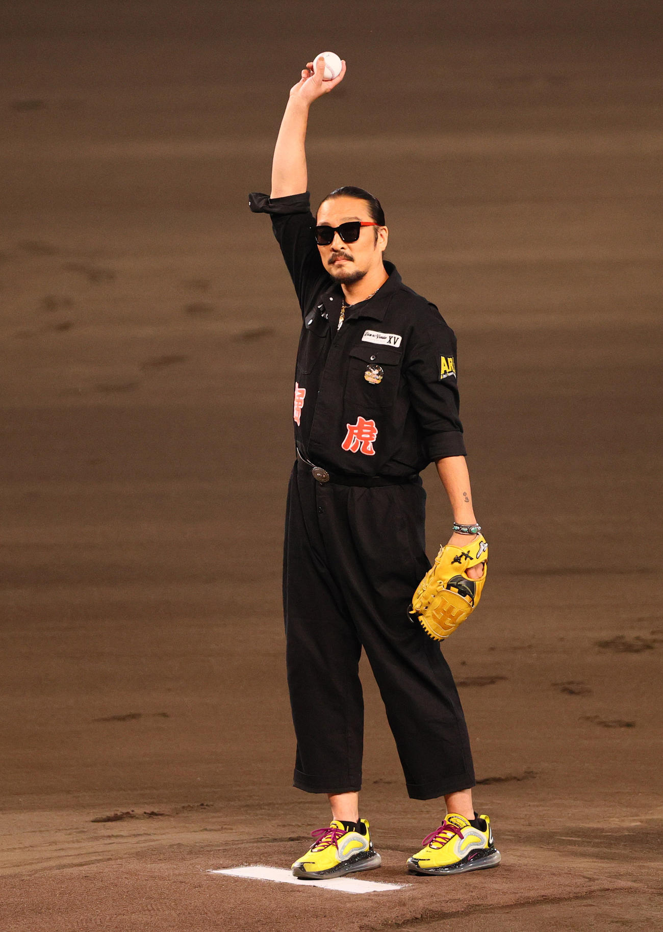 CSファイナル　阪神対広島　試合前、ファーストピッチセレモニーに臨む「湘南乃風」メンバーの新羅慎二（若旦那)（撮影・上山淳一）
