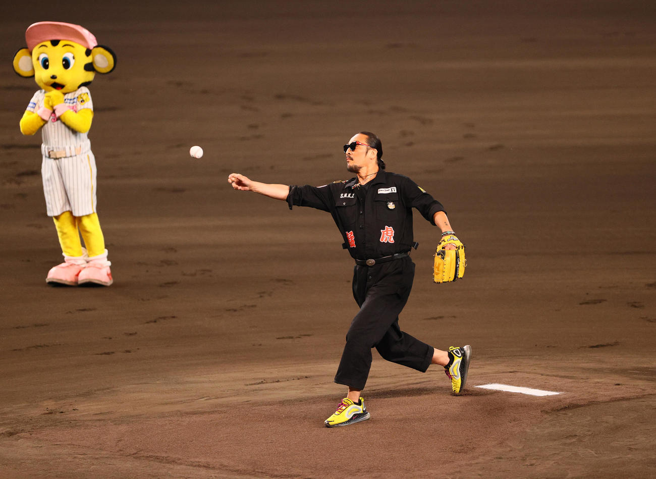 CSファイナル　阪神対広島　試合前、ファーストピッチセレモニーで投げる「湘南乃風」メンバーの新羅慎二（若旦那)（撮影・上山淳一）