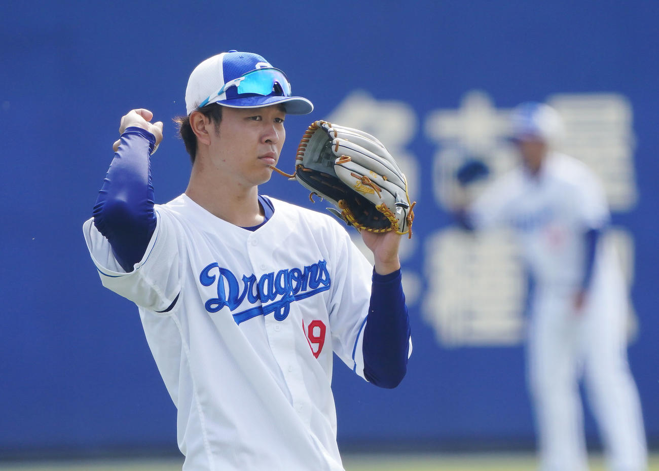 キャッチボールをする高橋宏（撮影・森本幸一）