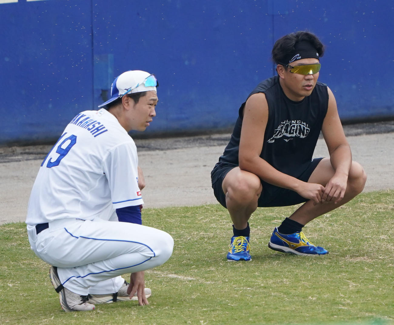 大野雄と言葉を交わす高橋宏（左）（撮影・森本幸一）