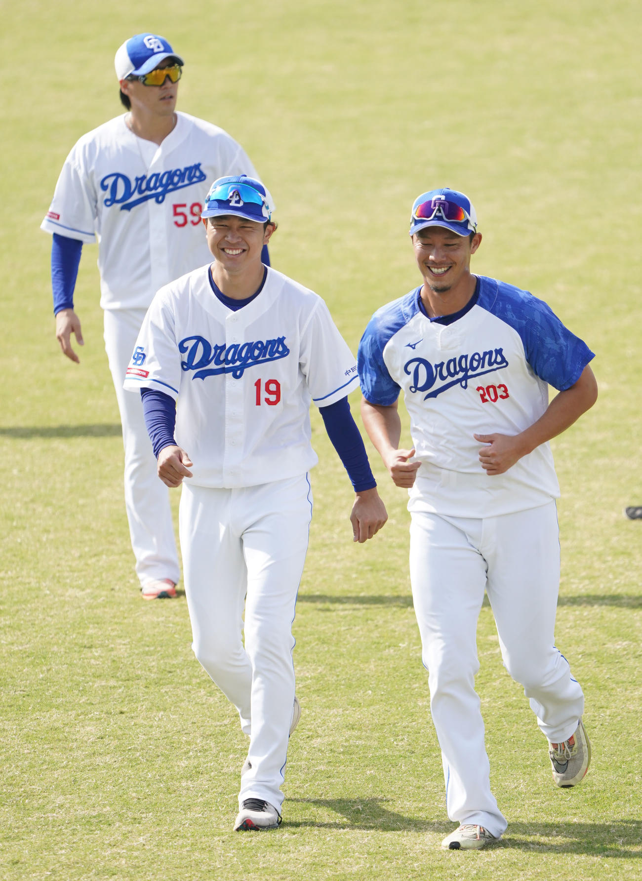 明るい表情で岩崎と言葉を交わす高橋宏（中央）（撮影・森本幸一）