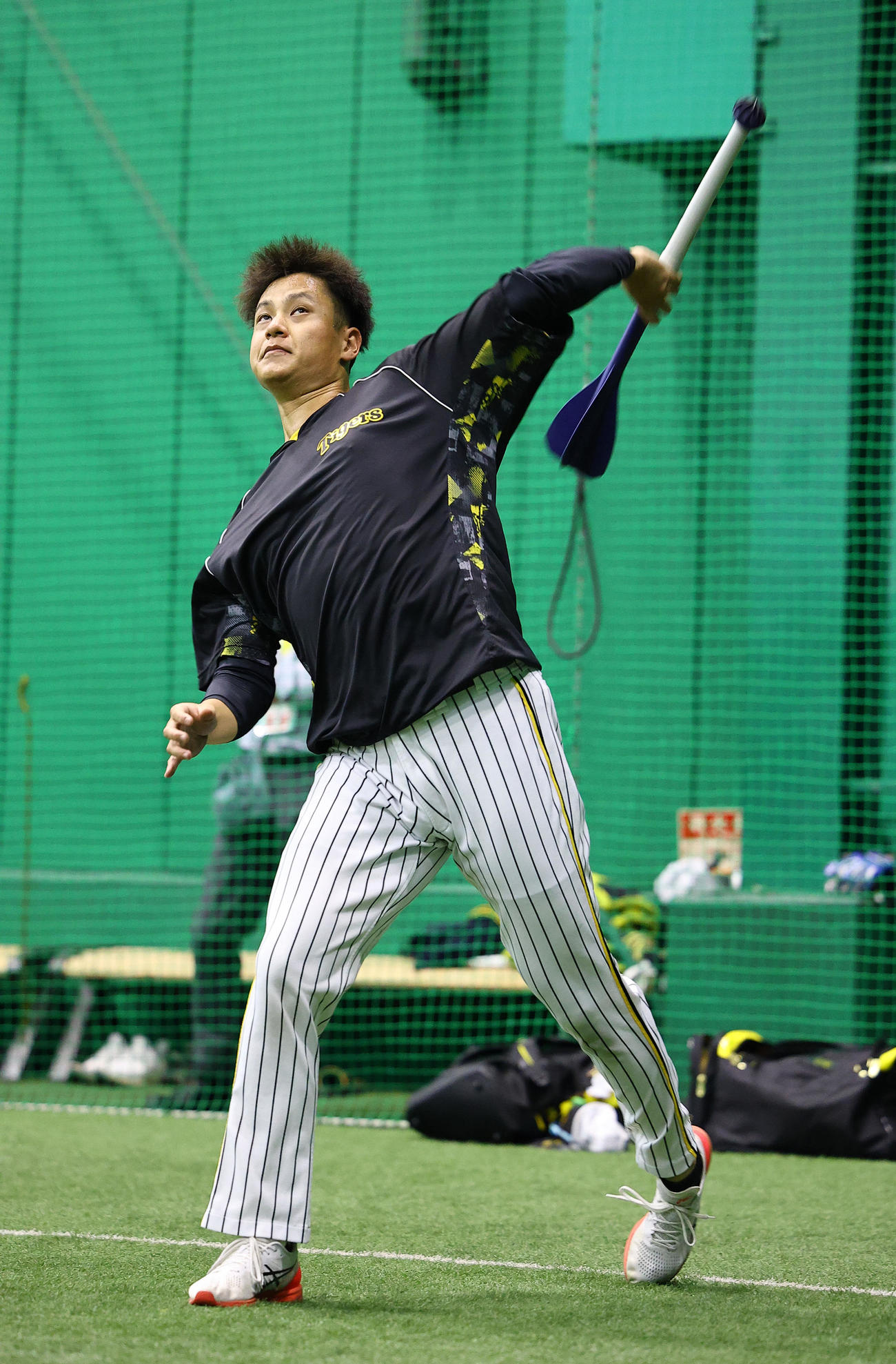 阪神対広島　やり投げをする阪神大竹（撮影・藤尾明華）