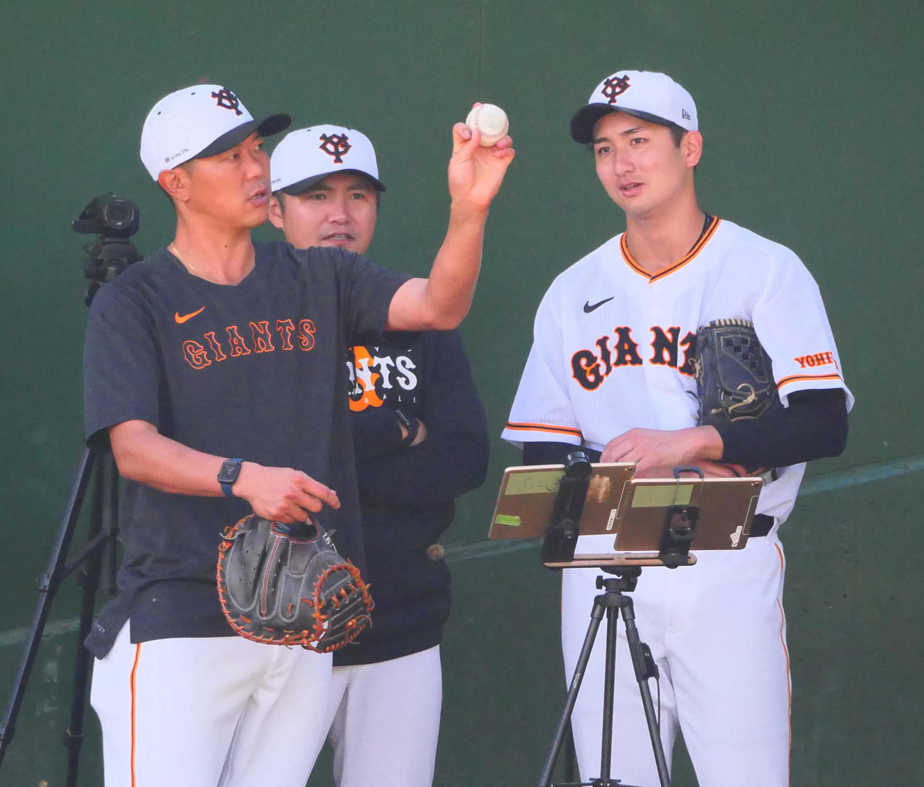 巨人内海投手コーチ（左）からチェンジアップを伝授される横川（右）（撮影・上田悠太）