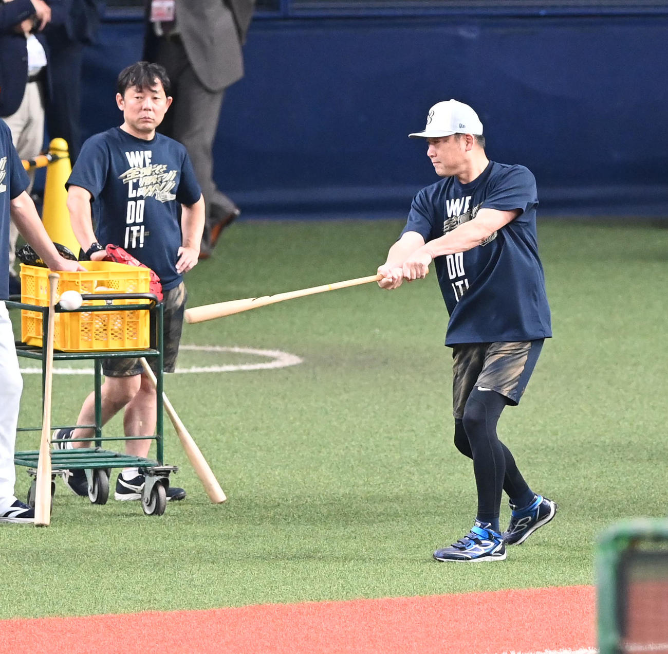試合前の練習でノックを行う中嶋監督（撮影・前岡正明）