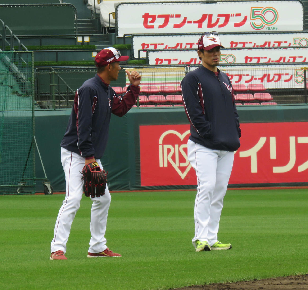 身ぶり手ぶりを交えながら話し込む楽天今江監督（右）と岡田外野守備走塁コーチ