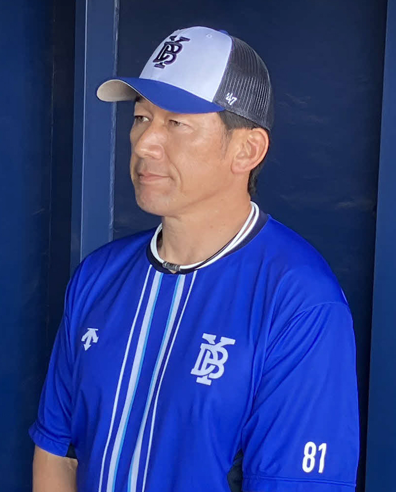 取材に応じるDeNA三浦監督（撮影・久保賢吾）