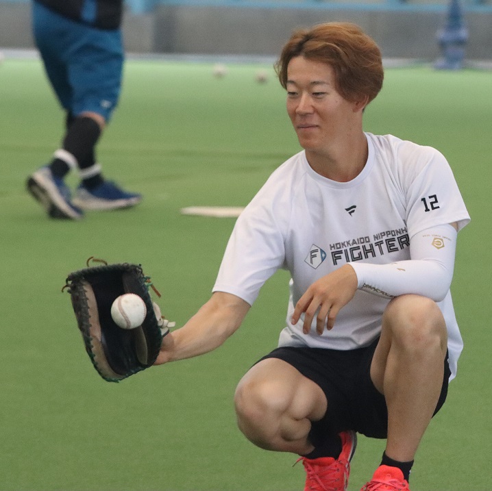 練習後、左利き用のキャッチャーミットを付け奈良間からのボールを受ける日本ハム矢沢（撮影・永野高輔）
