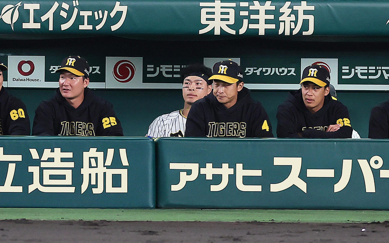 阪神対広島　2回裏阪神無死一塁、佐藤輝明（中央左）は左飛に倒れる（撮影・足立雅史）