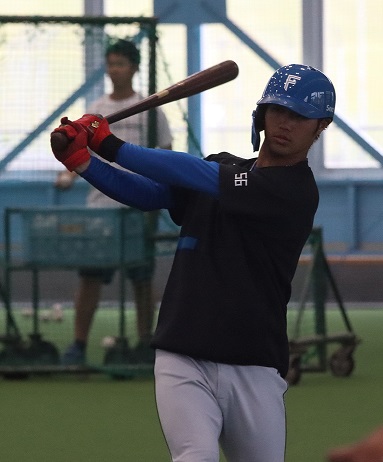 室内練習場で素振りをする日本ハム細川（撮影・永野高輔）