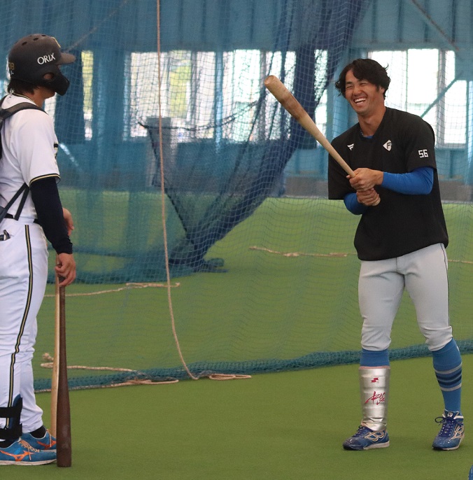室内練習場でオリックス来田（左）と談笑する日本ハム細川（撮影・永野高輔）