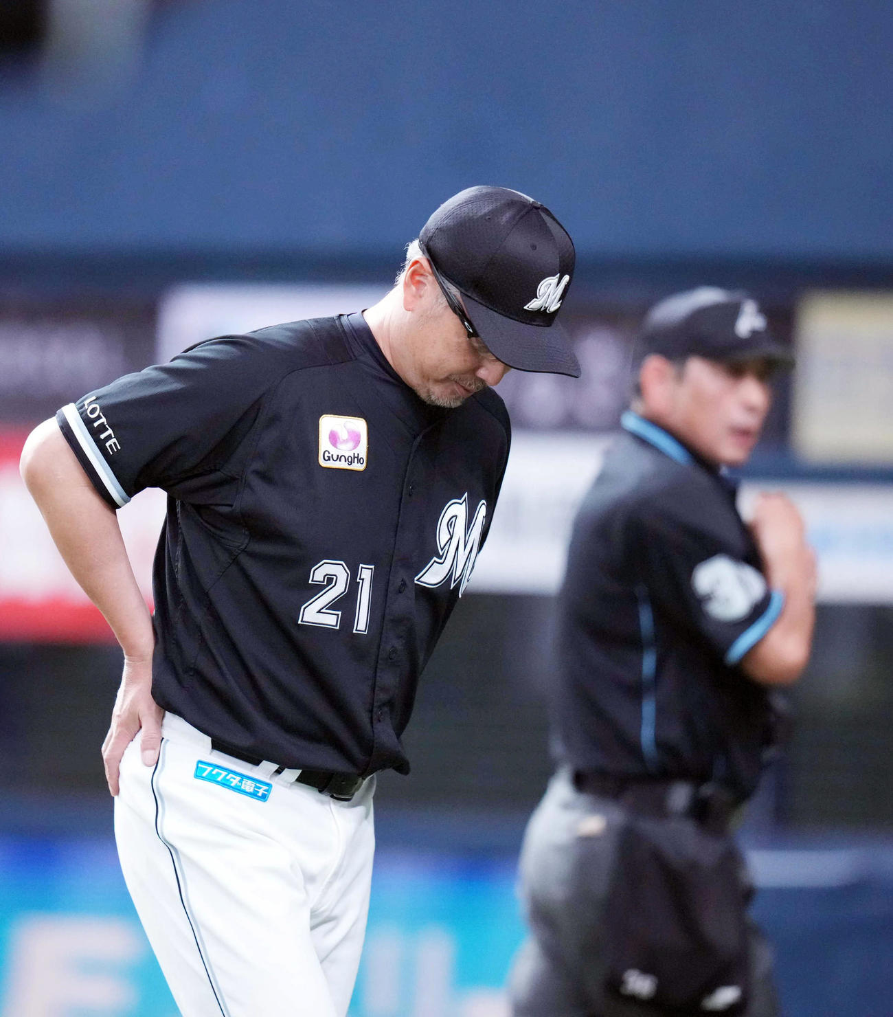 オリックス対ロッテ　2回表を終え、先発沢村の交代を告げる吉井監督（撮影・狩俣裕三）