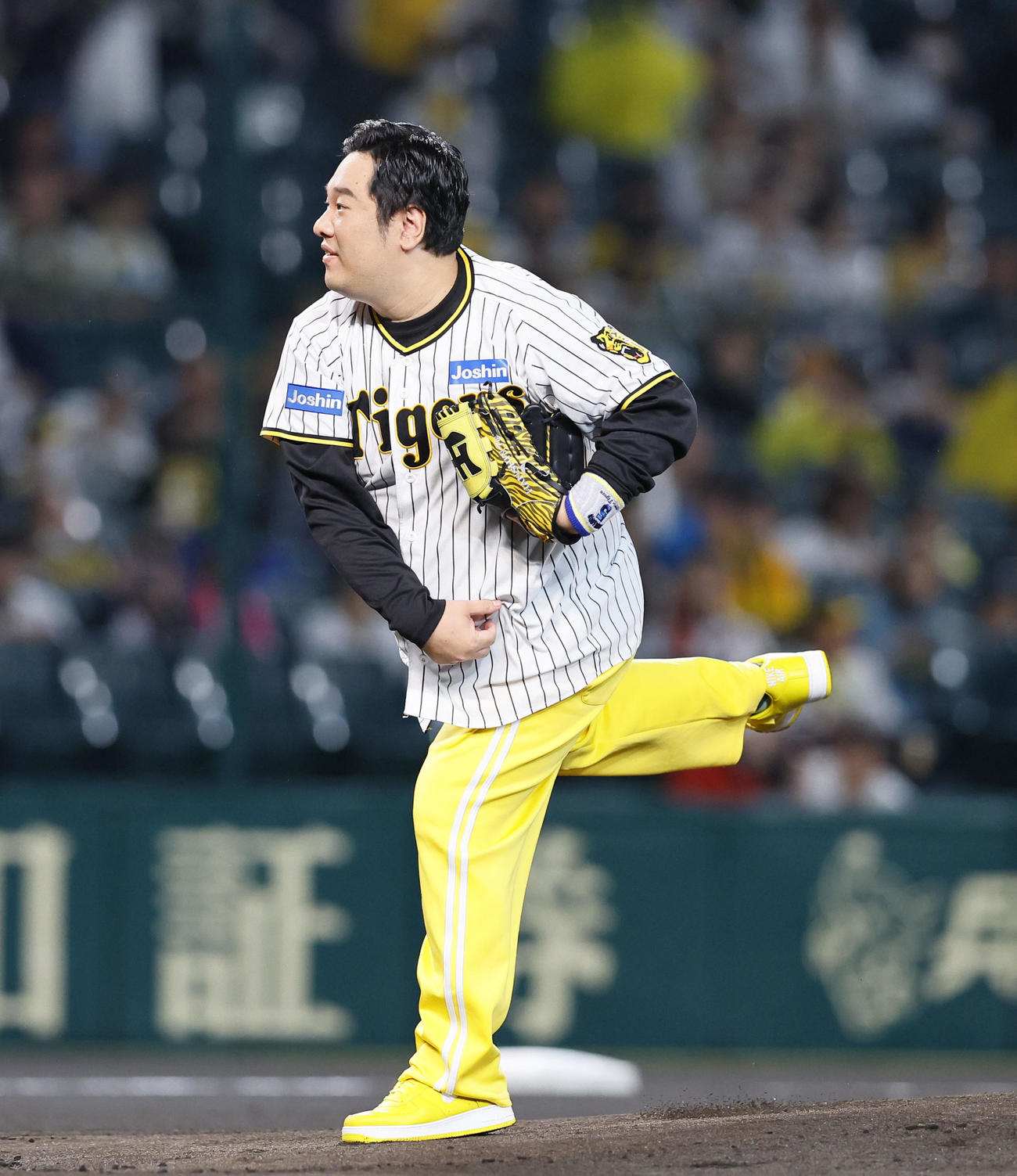 阪神対広島　ファーストピッチを務まる岡崎体育（撮影・藤尾明華）