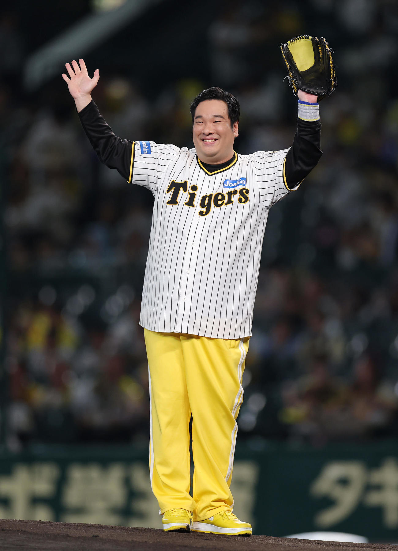 阪神対広島　ファーストピッチセレモニーを務めた岡崎体育（撮影・前田充）