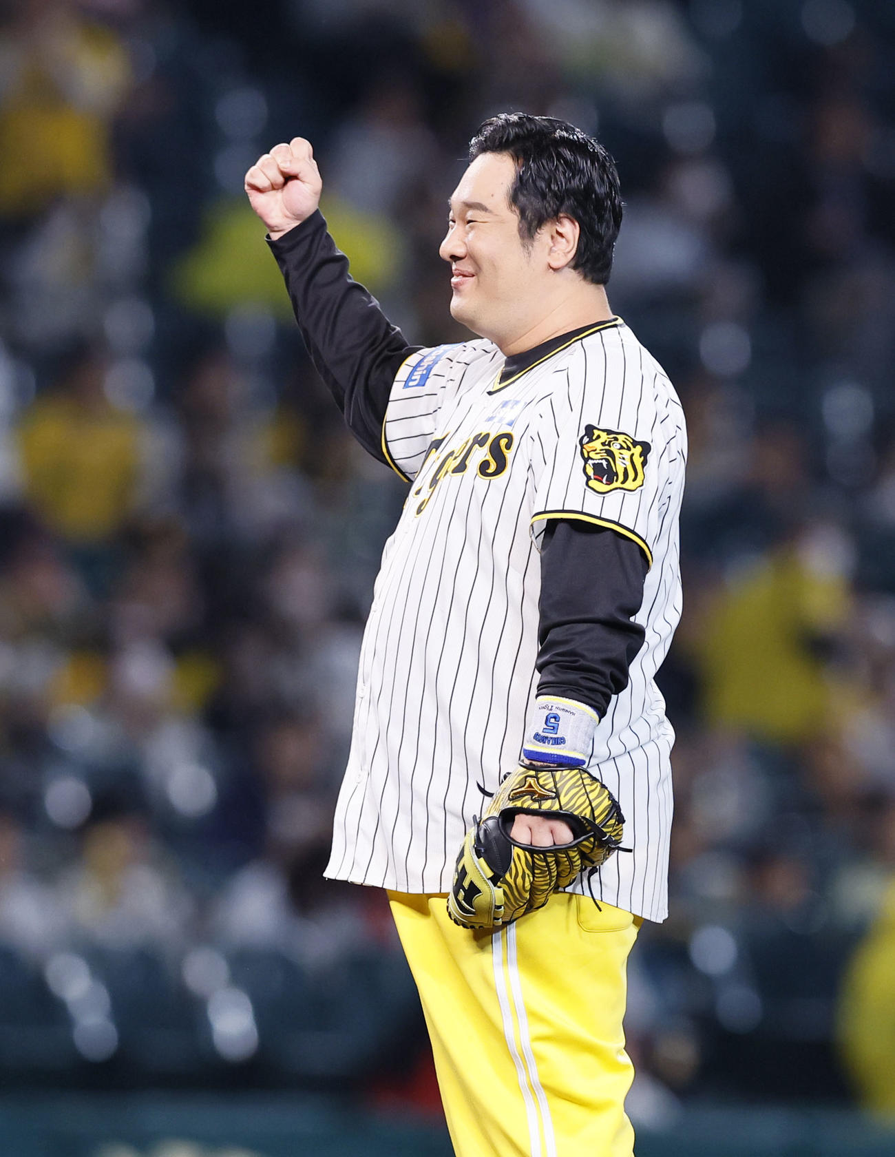 阪神対広島　ファーストピッチを務まる岡崎体育（撮影・藤尾明華）