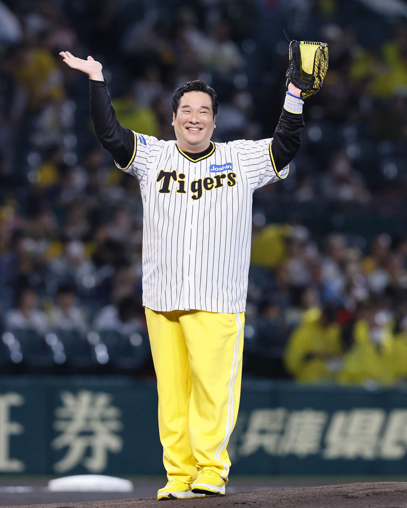 阪神対広島　ファーストピッチを務まる岡崎体育（撮影・藤尾明華）