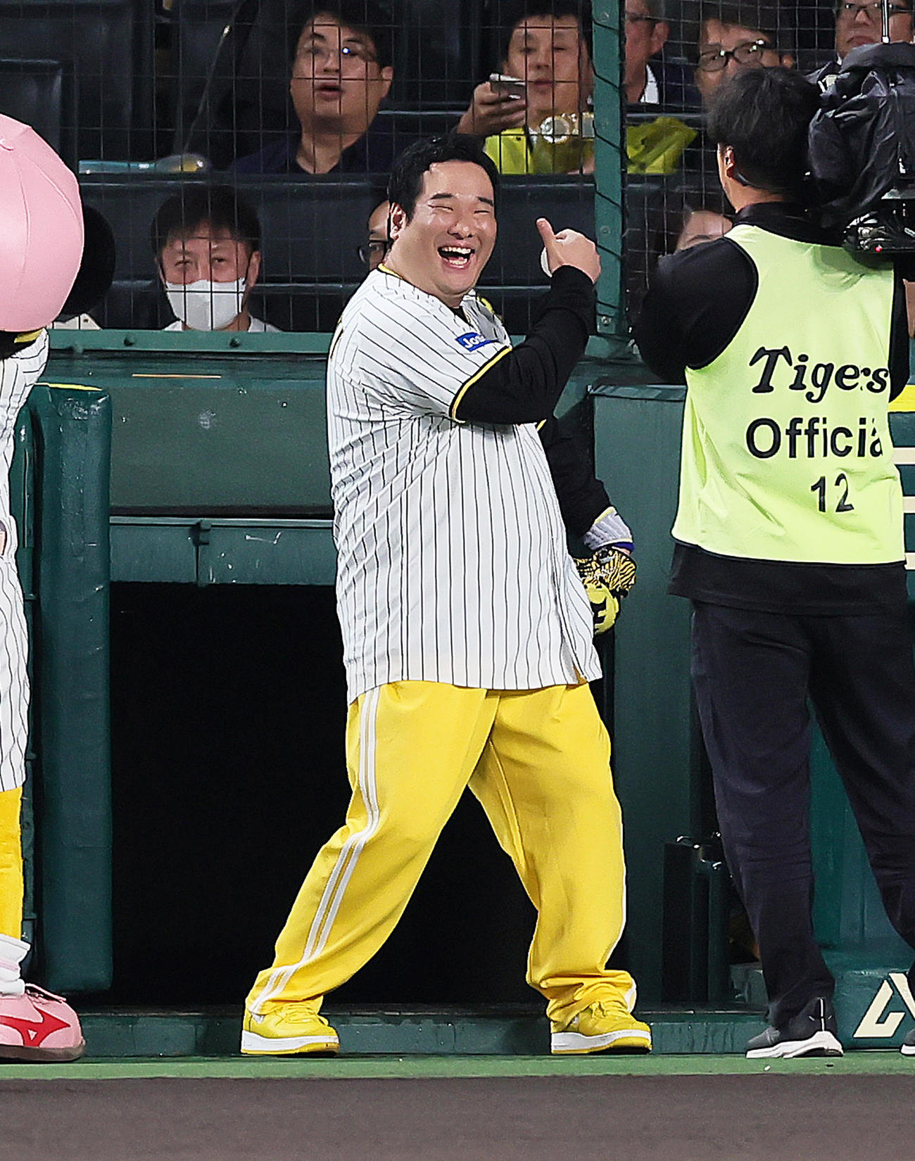 阪神対広島　ファーストピッチを務めた岡崎体育（撮影・足立雅史）