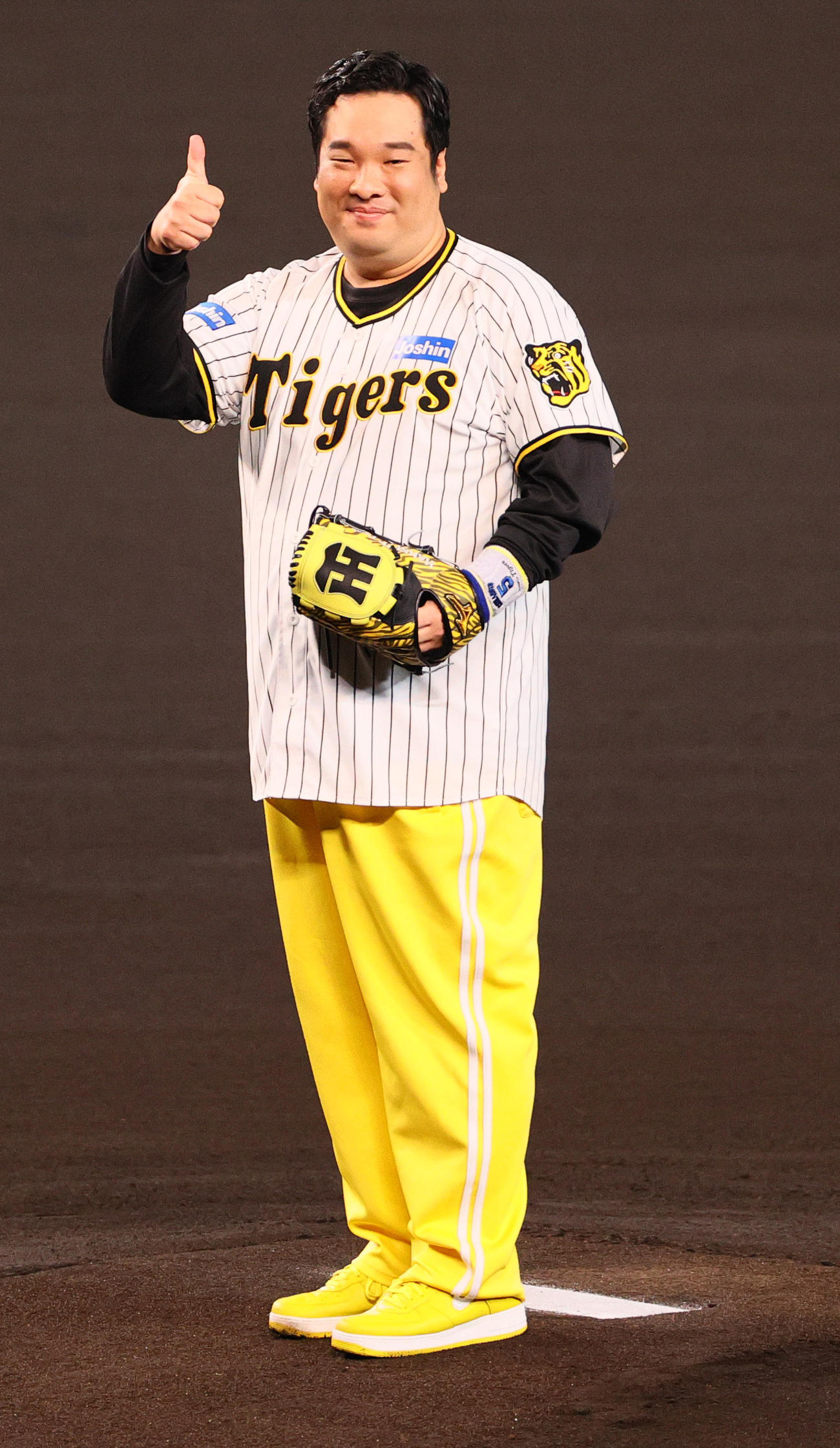 CSファイナル　阪神対広島　試合前、ファーストピッチセレモニーに臨む岡崎体育（撮影・上山淳一）