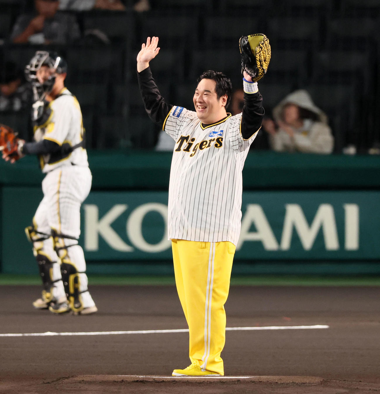 阪神対広島　ファーストピッチを行った岡崎体育（撮影・加藤哉）