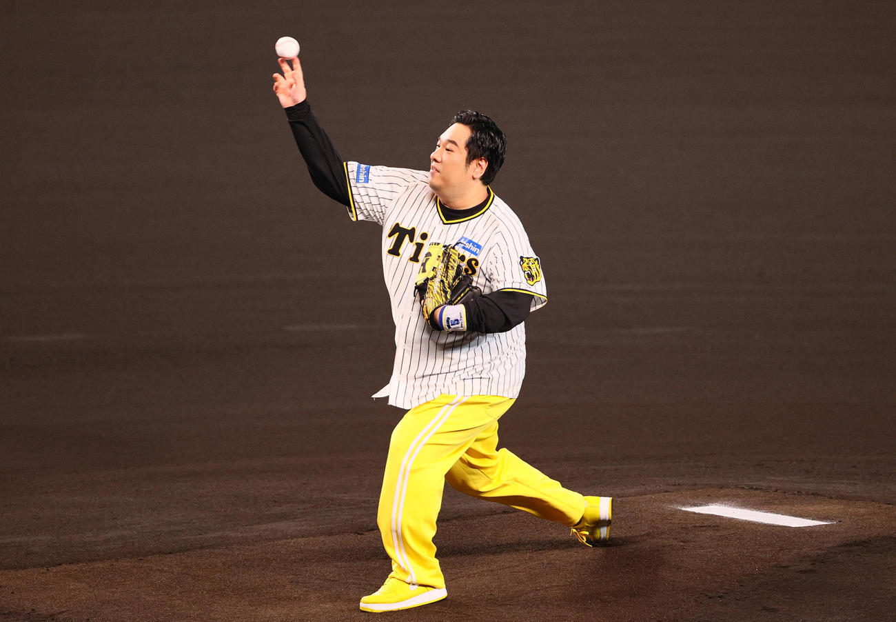 CSファイナル　阪神対広島　試合前、ファーストピッチセレモニーで投球する岡崎体育（撮影・上山淳一）