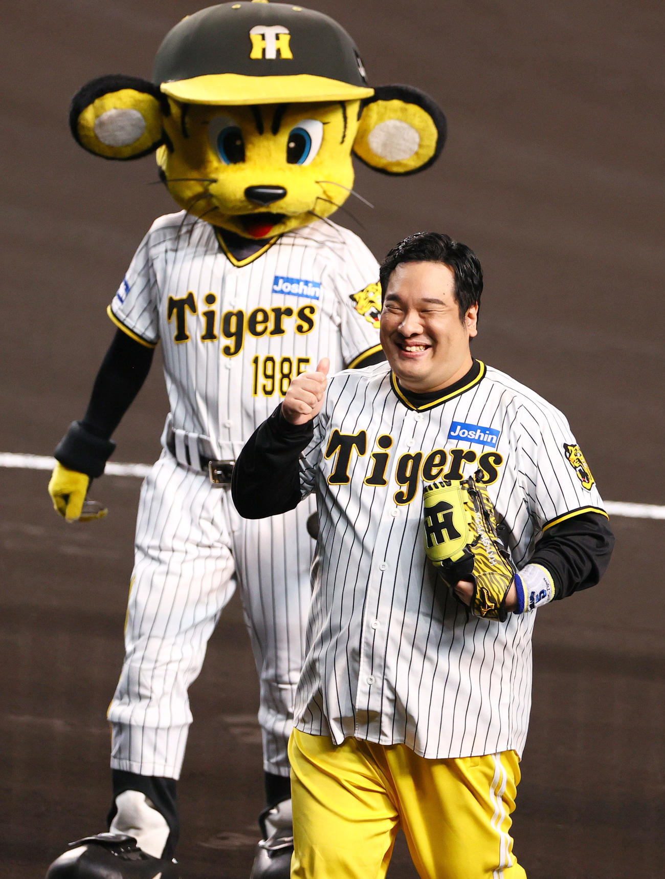 CSファイナル　阪神対広島　試合前、ファーストピッチセレモニーで投球し、笑顔でポーズする岡崎体育（撮影・上山淳一）