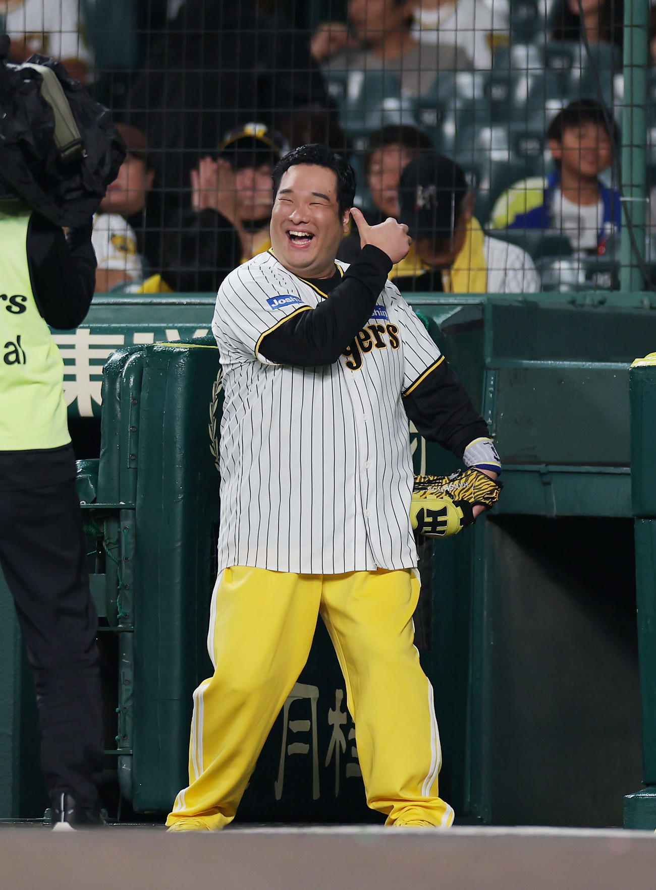 阪神対広島　ファーストピッチセレモニーを務めた岡崎体育（撮影・前田充）